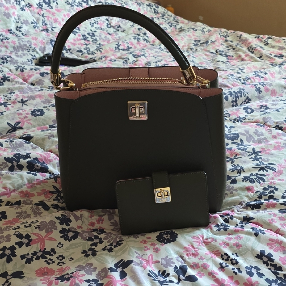 Elegant Green Handbag with Matching Cardholder